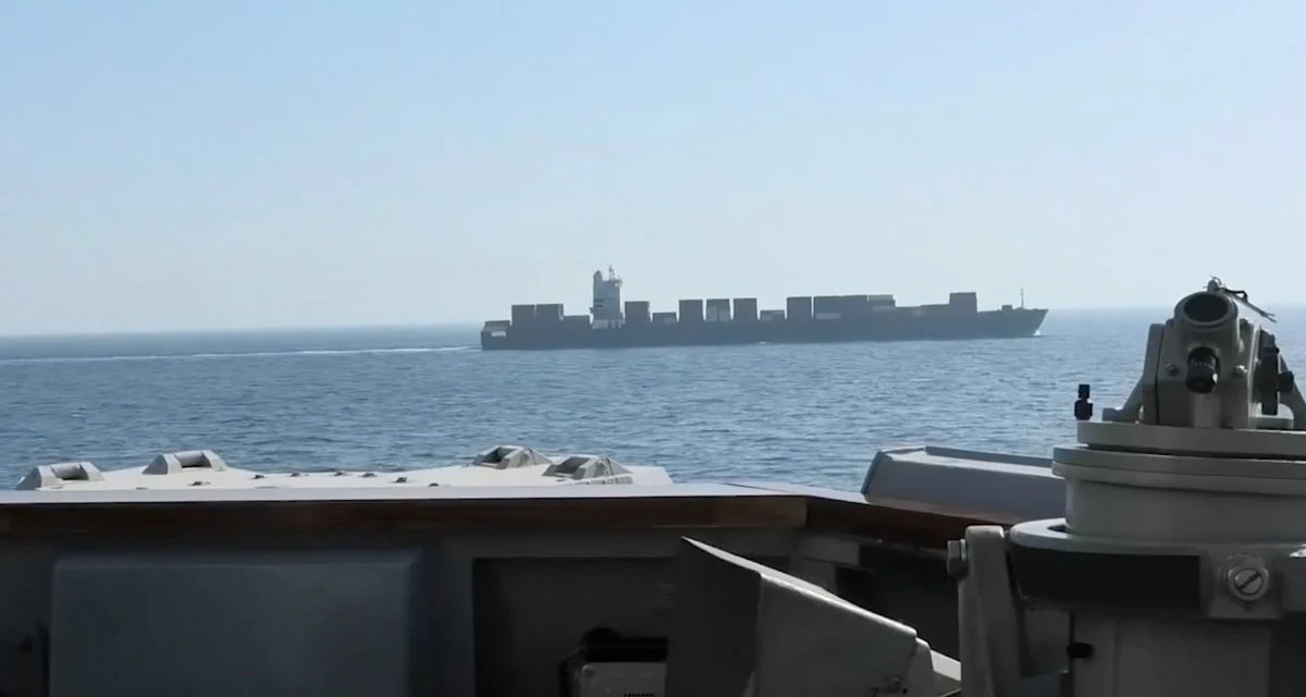 EE. UU. ataca buque iraní cerca del estrecho de Ormuz; Irán advierte represalias