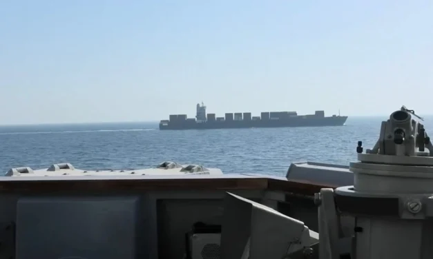 EE. UU. ataca buque iraní cerca del estrecho de Ormuz; Irán advierte represalias