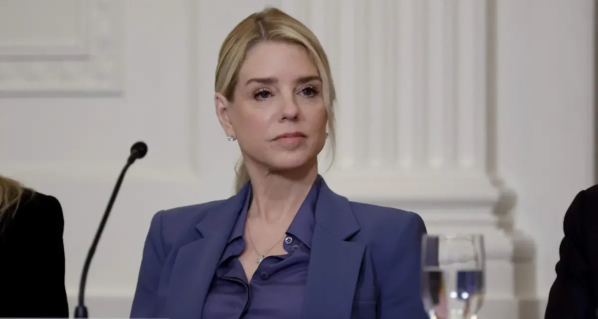 Trump confirma salida de Pam Bondi como fiscal general en medio de polémica por caso Epstein