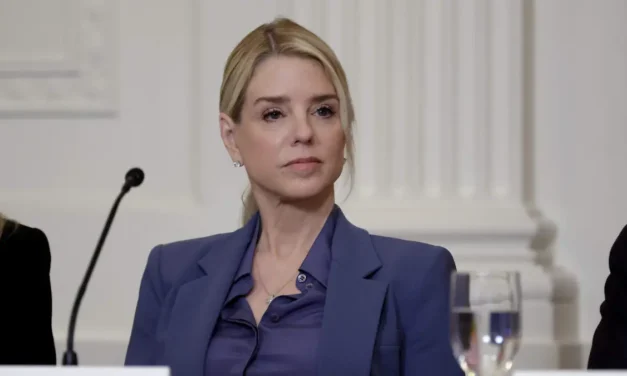 Trump confirma salida de Pam Bondi como fiscal general en medio de polémica por caso Epstein