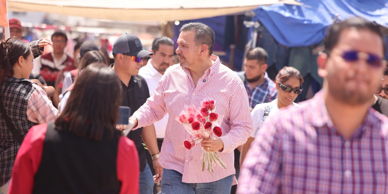 Cruz Pérez Cuéllar recorre cruceros, mercados y restaurantes para celebrar a las madres juarenses con 20 mil rosas