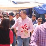 Cruz Pérez Cuéllar recorre cruceros, mercados y restaurantes para celebrar a las madres juarenses con 20 mil rosas