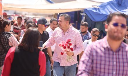 Cruz Pérez Cuéllar recorre cruceros, mercados y restaurantes para celebrar a las madres juarenses con 20 mil rosas