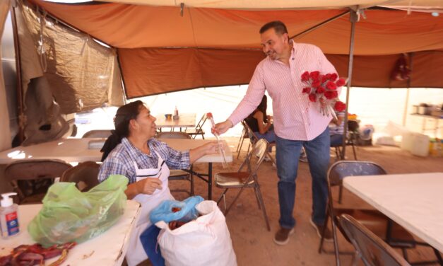 Cruz Pérez Cuéllar recorre cruceros, mercados y restaurantes para celebrar a las madres juarenses con 20 mil rosas