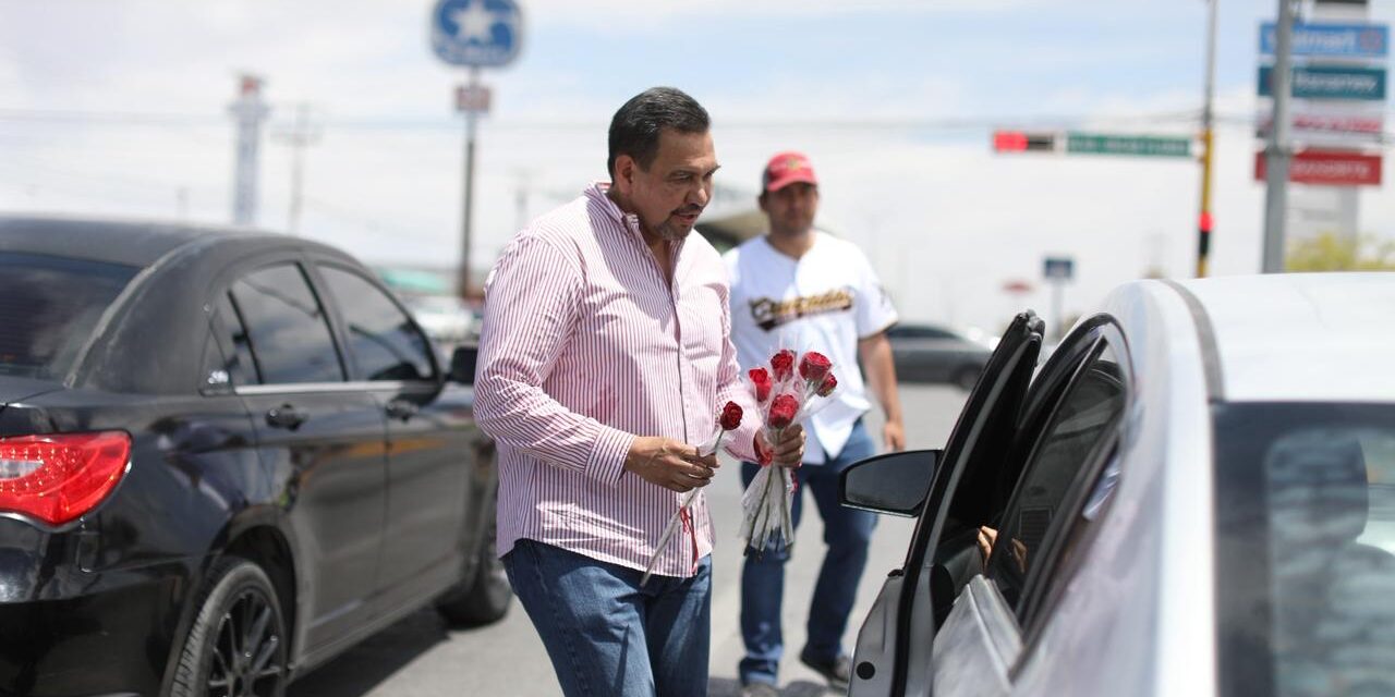 Cruz Pérez Cuéllar recorre cruceros, mercados y restaurantes para celebrar a las madres juarenses con 20 mil rosas
