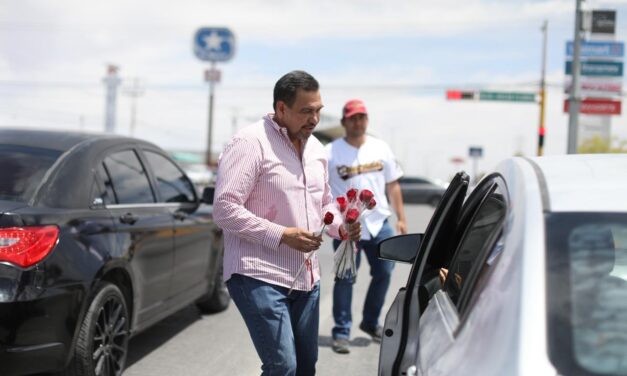 Cruz Pérez Cuéllar recorre cruceros, mercados y restaurantes para celebrar a las madres juarenses con 20 mil rosas