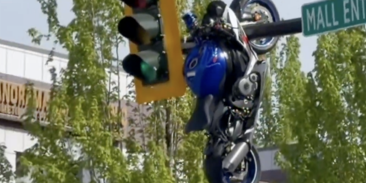 Motocicleta termina colgando de un semáforo tras brutal choque y el video se vuelve viral