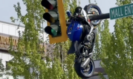 Motocicleta termina colgando de un semáforo tras brutal choque y el video se vuelve viral