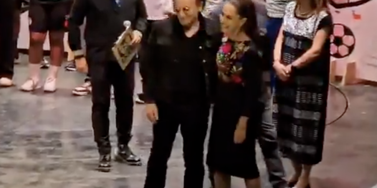 ¡Sheinbaum aparece junto a U2 y desata furor en evento mundial por la infancia en México!