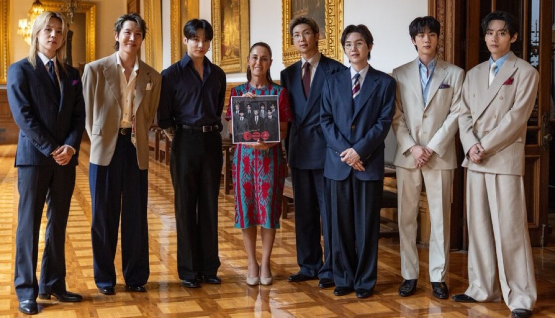 BTS saluda a miles de fans desde balcón de Palacio Nacional