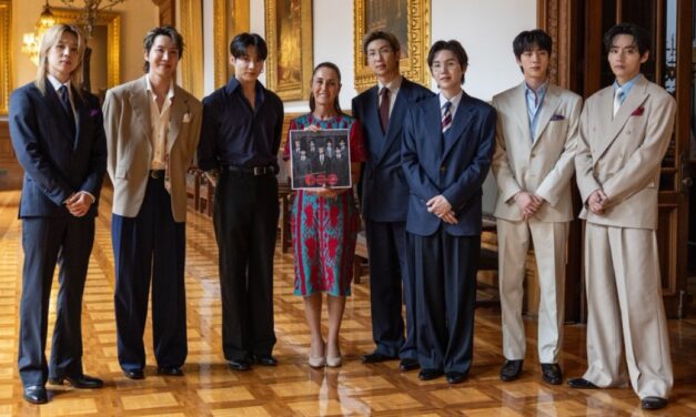 BTS saluda a miles de fans desde balcón de Palacio Nacional