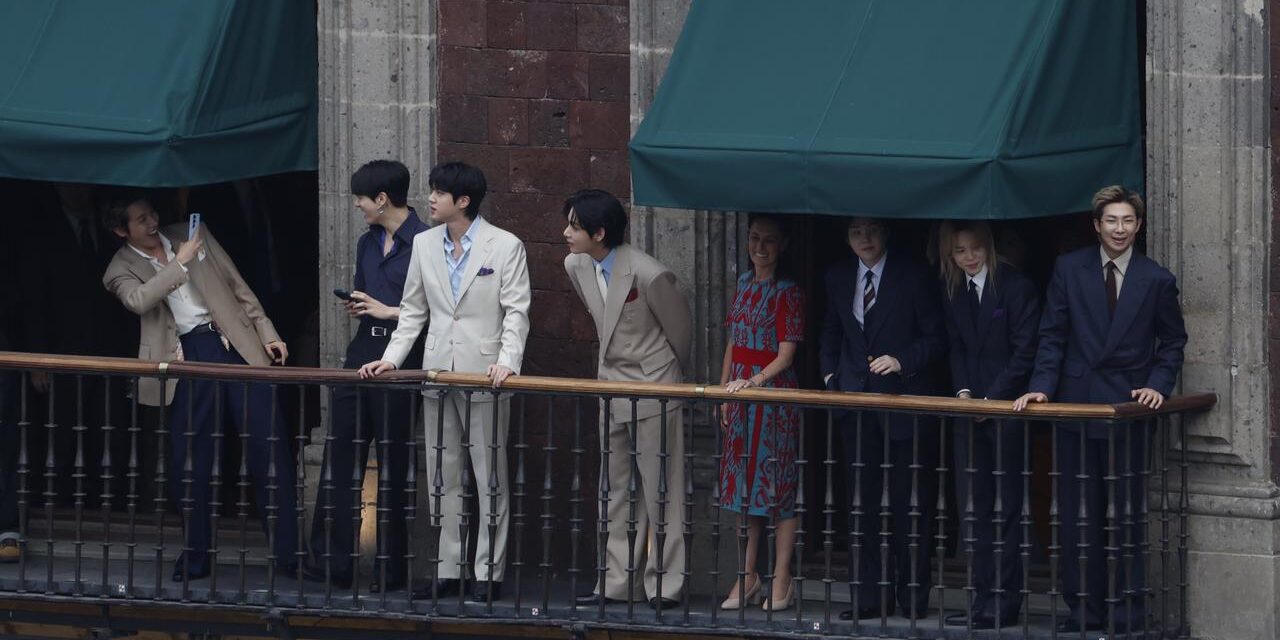 BTS saluda a miles de fans desde balcón de Palacio Nacional