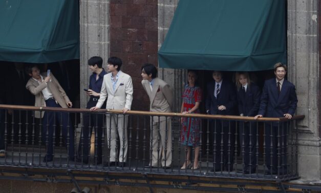 BTS saluda a miles de fans desde balcón de Palacio Nacional