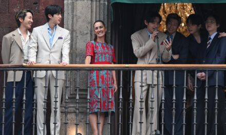 BTS saluda a miles de fans desde balcón de Palacio Nacional