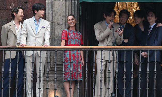 BTS saluda a miles de fans desde balcón de Palacio Nacional