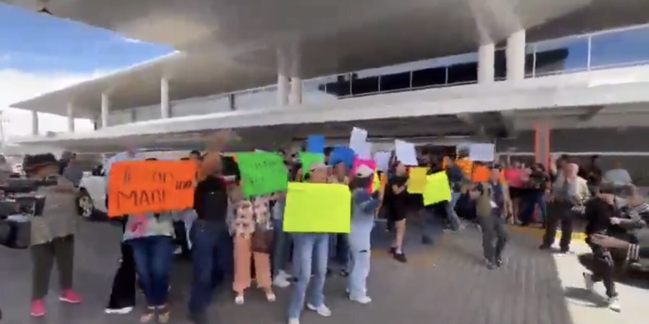 Manifestantes identificados con chalecos del DIF Estatal confrontan llegada de Ariadna Montiel en Chihuahua