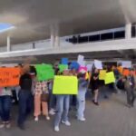 Manifestantes identificados con chalecos del DIF Estatal confrontan llegada de Ariadna Montiel en Chihuahua