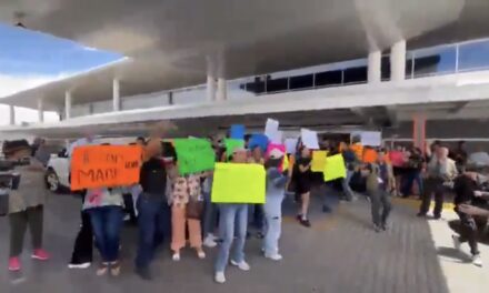 Manifestantes identificados con chalecos del DIF Estatal confrontan llegada de Ariadna Montiel en Chihuahua