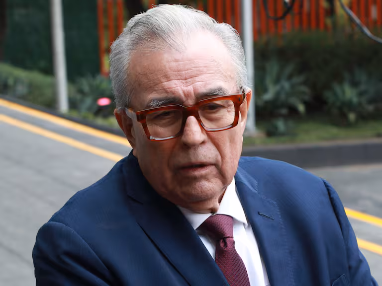 Rubén Rocha comparece ante la FGR en Culiacán y asegura que acudirá “cuantas veces sea necesario”