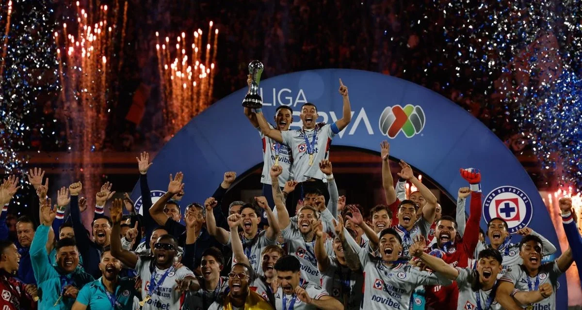 Cruz Azul conquista décima estrella; es campeón en el estadio Olímpico con un 2-1 ante Pumas
