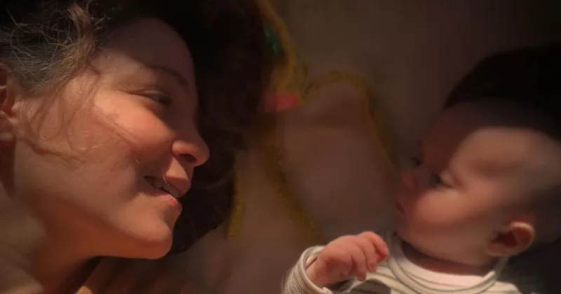Natalia Lafourcade presenta oficialmente a su bebé para celebrar su primer Día de las Madres