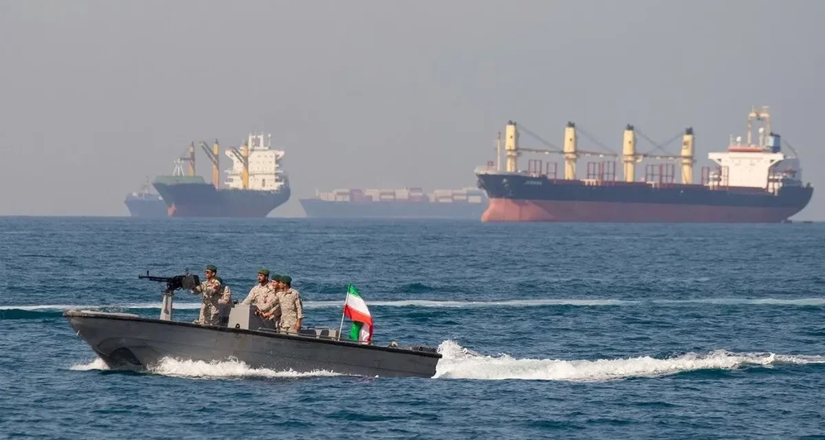 Irán y Estados Unidos reportan ataques armados mutuos en el Estrecho de Ormuz