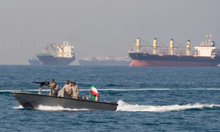 Irán y Estados Unidos reportan ataques armados mutuos en el Estrecho de Ormuz