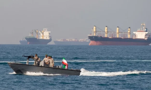 Irán y Estados Unidos reportan ataques armados mutuos en el Estrecho de Ormuz