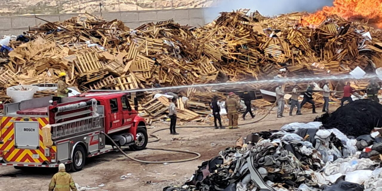 Incendio en recicladora permanece controlado; Protección Civil analiza posibles sanciones