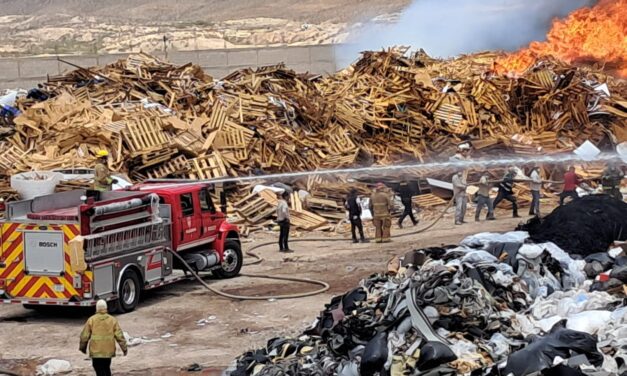 Incendio en recicladora permanece controlado; Protección Civil analiza posibles sanciones