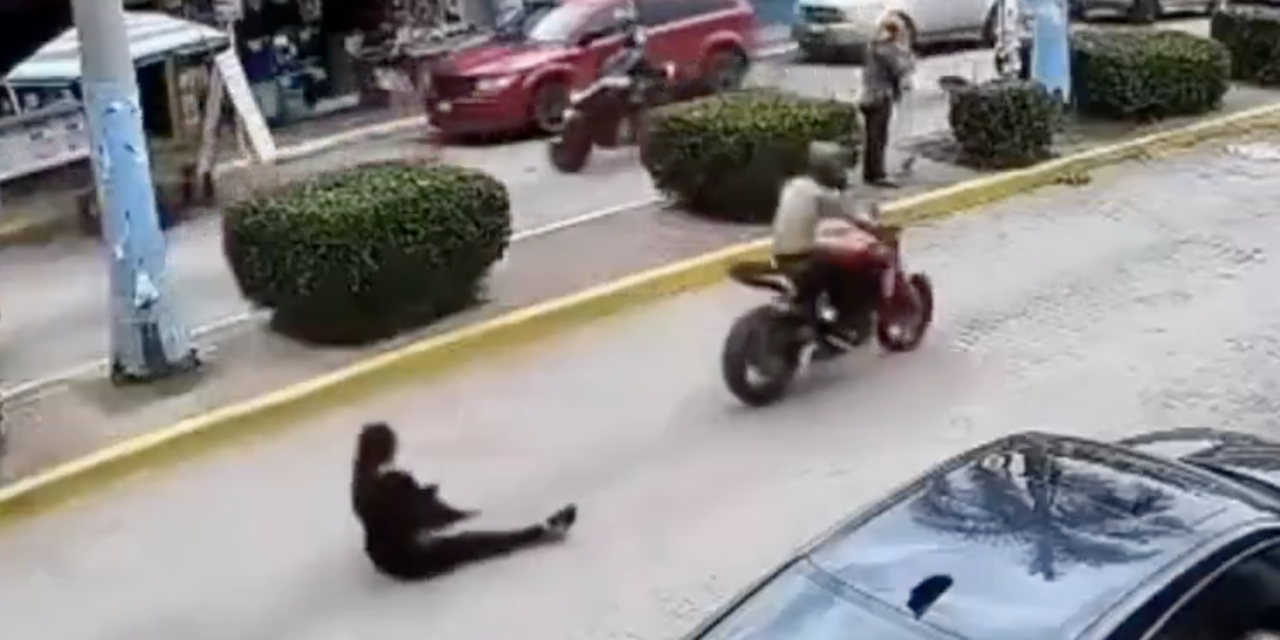 ¡MOTO-SIMIO HACE “CABALLITO”, TIRA A SU ESPOSA Y A SU BEBÉ