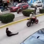 ¡MOTO-SIMIO HACE “CABALLITO”, TIRA A SU ESPOSA Y A SU BEBÉ