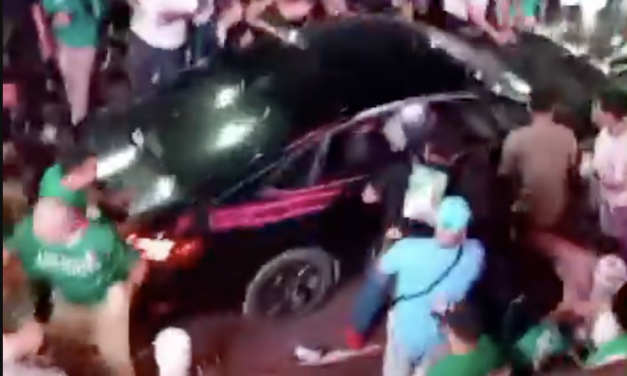 Conductor arrolla a aficionados durante festejos del triunfo de México en Cabo San Lucas; hay 17 lesionados