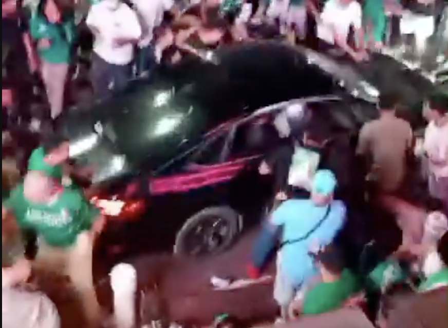 Conductor arrolla a aficionados durante festejos del triunfo de México en Cabo San Lucas; hay 17 lesionados