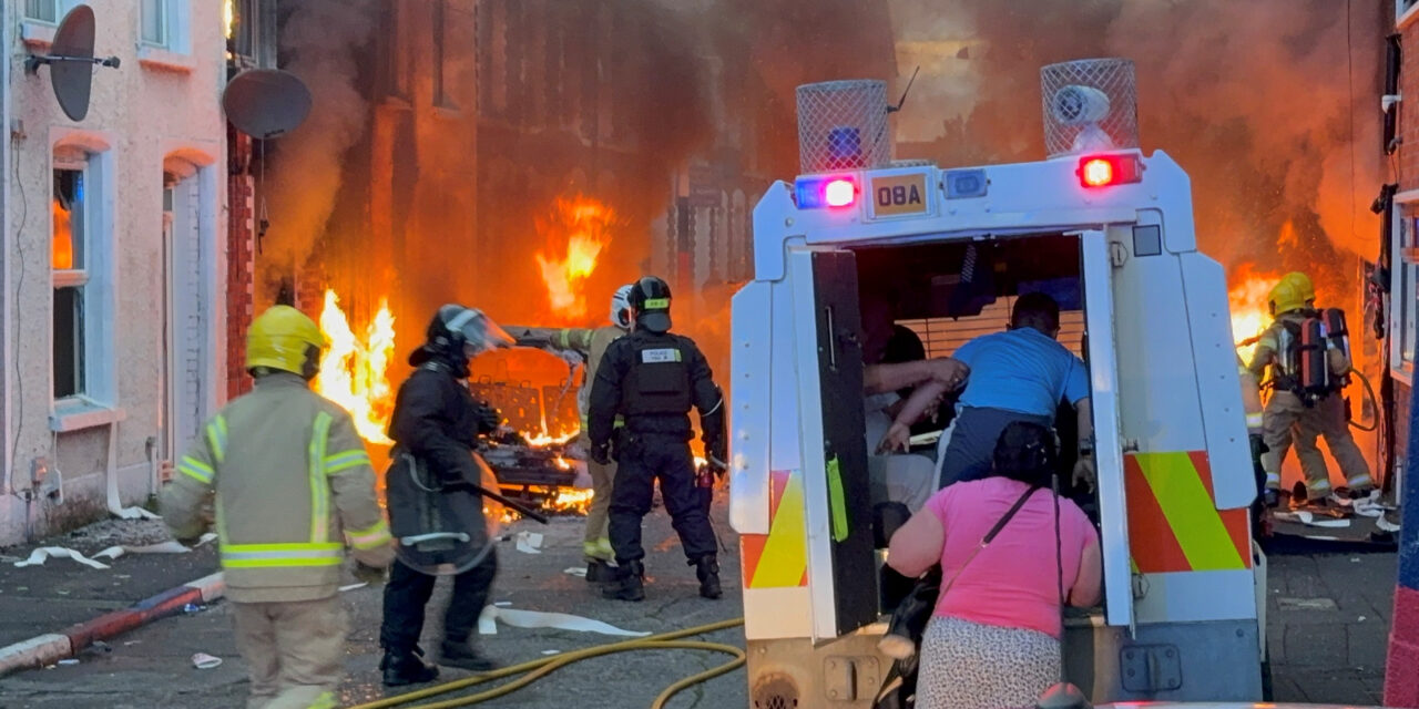 Disturbios antimigrantes sacuden Irlanda del Norte tras ataque con arma blanca