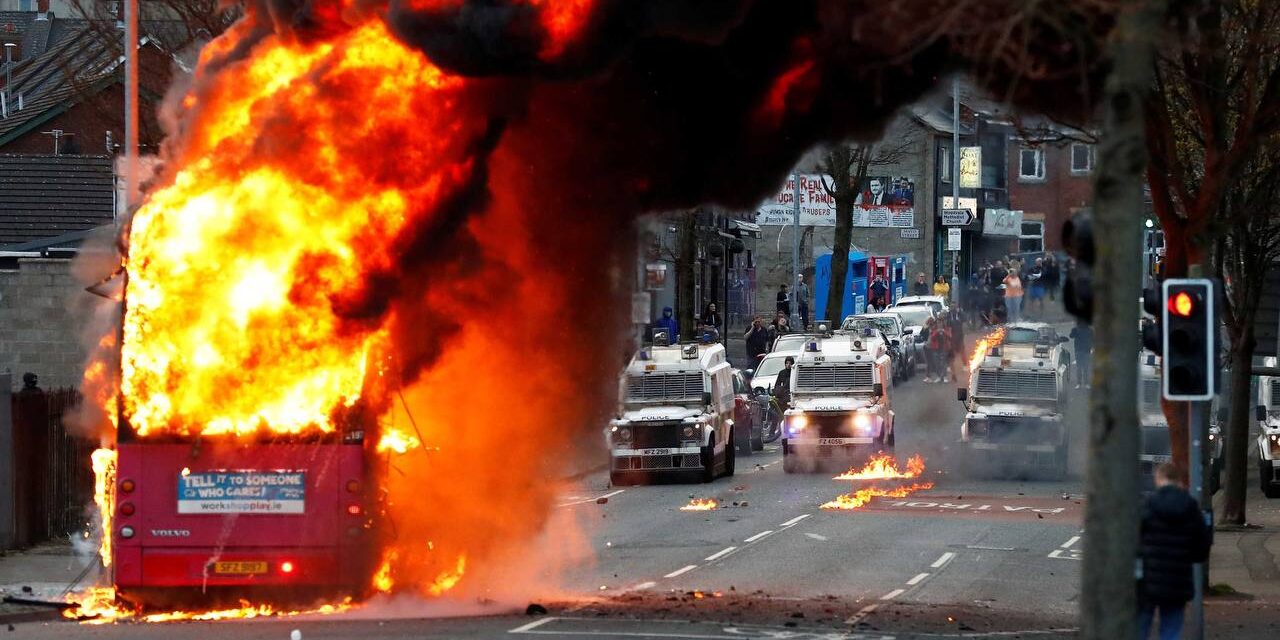 Disturbios antimigrantes sacuden Irlanda del Norte tras ataque con arma blanca