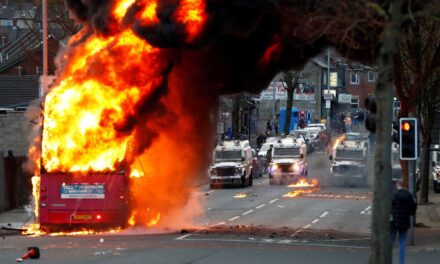 Disturbios antimigrantes sacuden Irlanda del Norte tras ataque con arma blanca