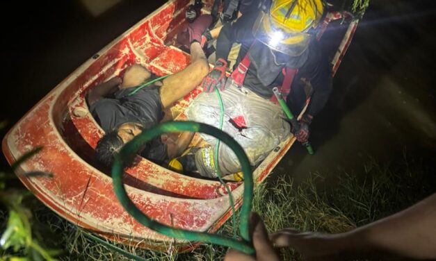¡Lo arrastró la corriente! Rescatan a hombre con discapacidad atrapado en un dique durante la tormenta en Juárez