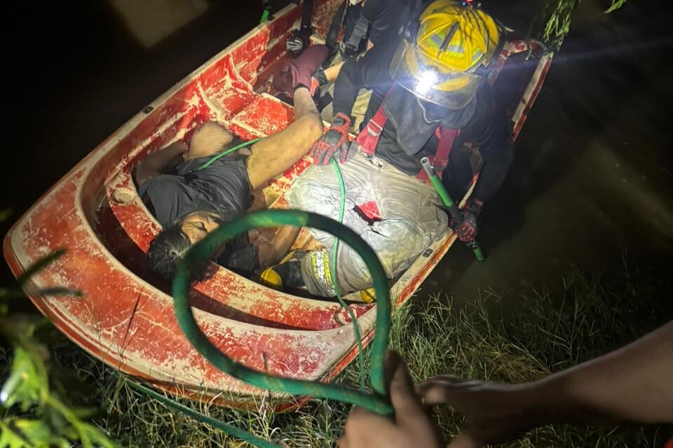 ¡Lo arrastró la corriente! Rescatan a hombre con discapacidad atrapado en un dique durante la tormenta en Juárez
