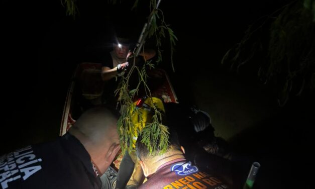 ¡Lo arrastró la corriente! Rescatan a hombre con discapacidad atrapado en un dique durante la tormenta en Juárez
