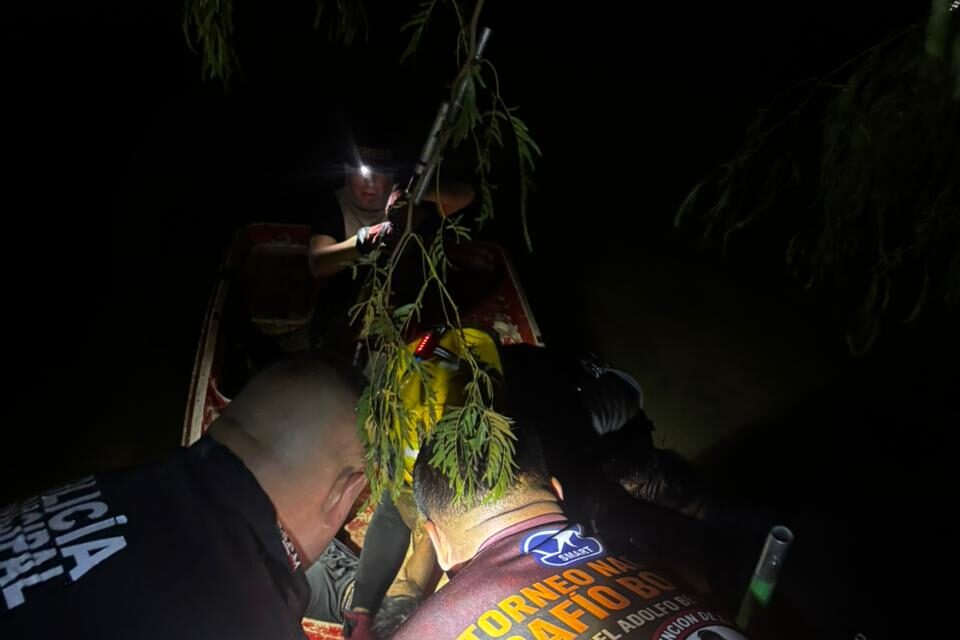 ¡Lo arrastró la corriente! Rescatan a hombre con discapacidad atrapado en un dique durante la tormenta en Juárez