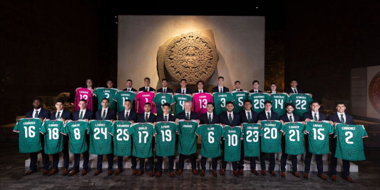 Selección Mexicana posa frente a la Piedra del Sol para su fotografía oficial rumbo al Mundial