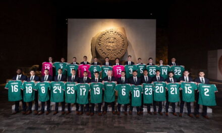 Selección Mexicana posa frente a la Piedra del Sol para su fotografía oficial rumbo al Mundial
