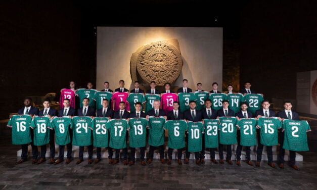 Selección Mexicana posa frente a la Piedra del Sol para su fotografía oficial rumbo al Mundial