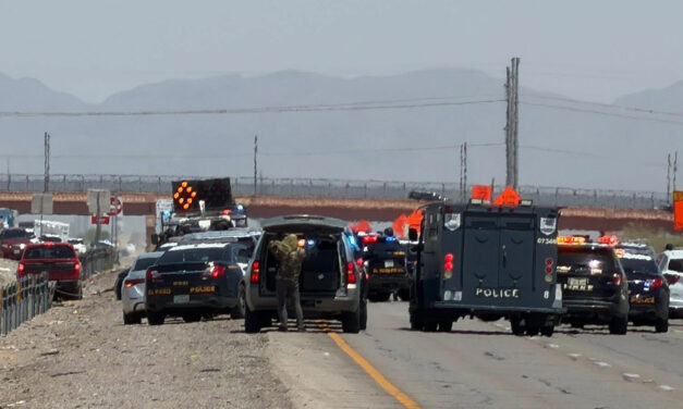 Cierran por completo la Loop 375 en El Paso por enfrentamiento con hombre armado