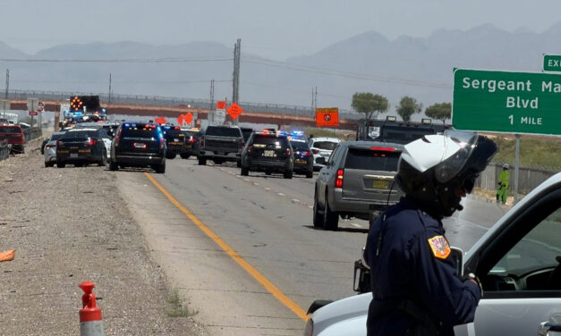 Cierran por completo la Loop 375 en El Paso por enfrentamiento con hombre armado