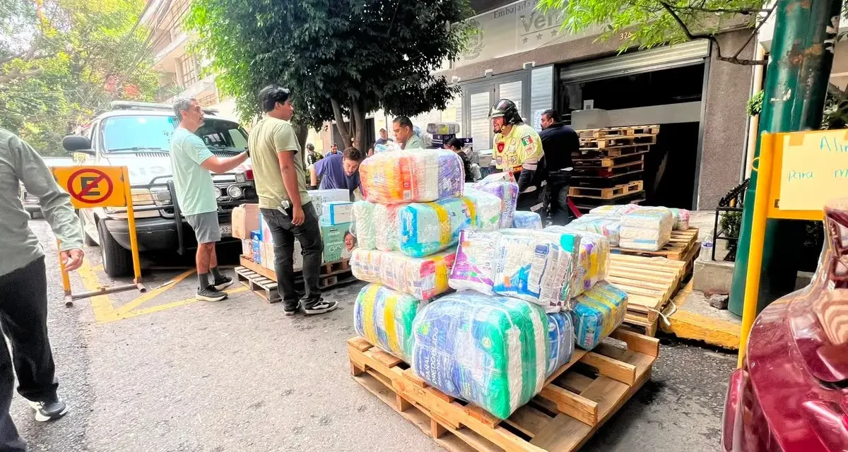 Solidaridad mexicana y migrante se hace presente en el centro de acopio de la Embajada de Venezuela