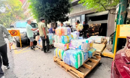 Solidaridad mexicana y migrante se hace presente en el centro de acopio de la Embajada de Venezuela