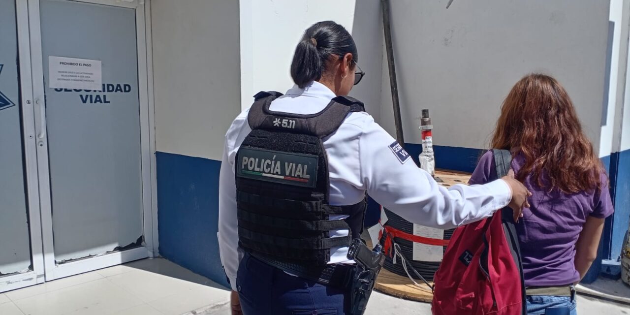 Evitan agentes de Seguridad Vial que mujer se lance de puente peatonal en la Heroico Colegio Militar