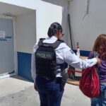 Evitan agentes de Seguridad Vial que mujer se lance de puente peatonal en la Heroico Colegio Militar